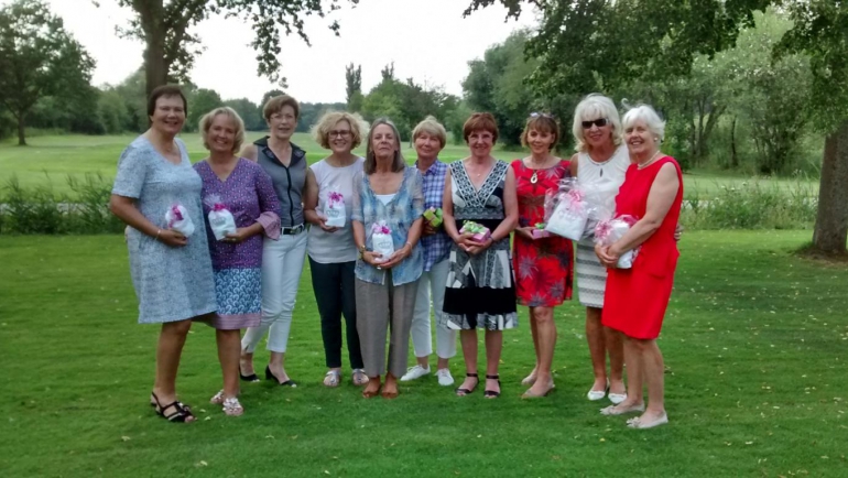 Seniorinnen laden Freundinnen