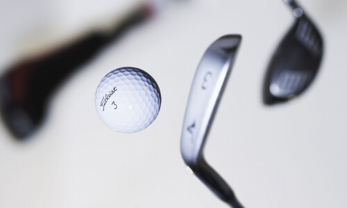 golfschläger viele Golfschläger und ein Ball